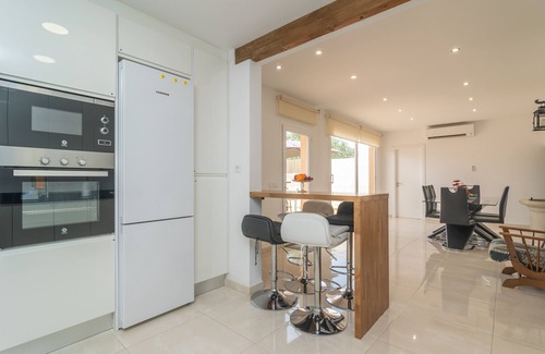 Ariany Casa | CAS PADRI PEP - Encantadora casa de pueblo con piscina privada elevada. Wifi gratis.