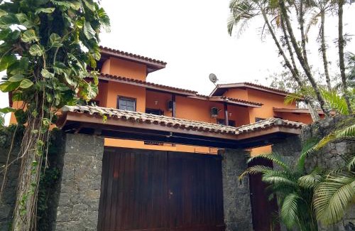Estufa I Casa | Casa 5 suítes com piscina e churrasqueira
