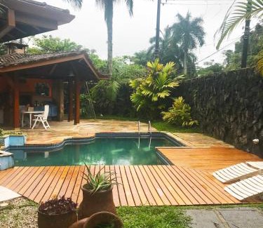 Estufa I Casa | Casa 5 suítes com piscina e churrasqueira