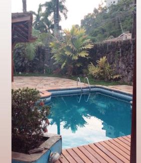 Estufa I Casa | Casa 5 suítes com piscina e churrasqueira