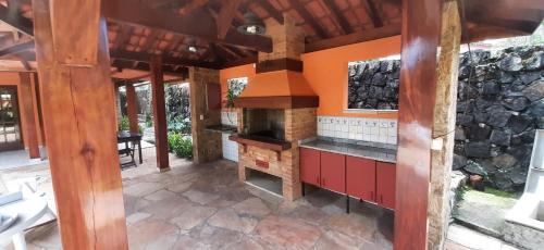 Estufa I Casa | Casa 5 suítes com piscina e churrasqueira