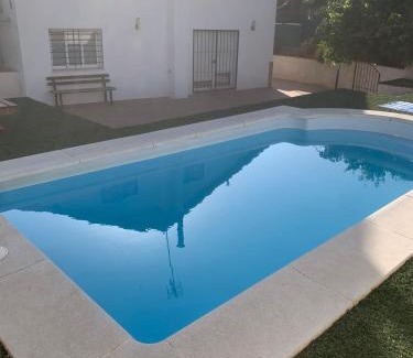 Nivar Casa | Casa abuhardillada con piscina y chimenea