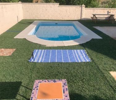 Nivar Casa | Casa abuhardillada con piscina y chimenea