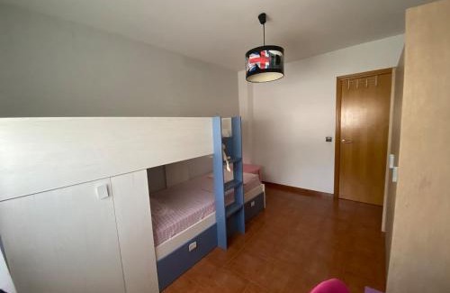Nivar Casa | Casa abuhardillada con piscina y chimenea