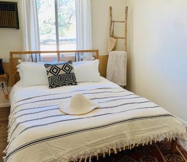 Joshua Tree Casa | Casa Agave: Comfy Joshua Tree Cottage With Free Breakfast Bar
