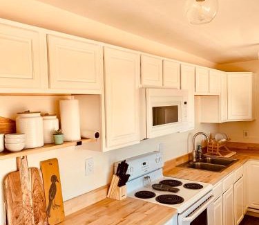 Joshua Tree Casa | Casa Agave: Comfy Joshua Tree Cottage With Free Breakfast Bar