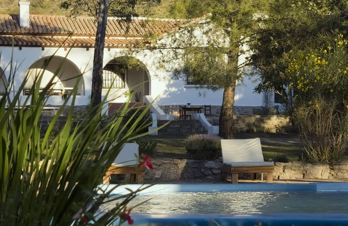 La Cumbre Casa | Casa al pie de la Montaña con cama king, pileta y mesa de pool