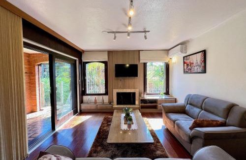 Planalto Casa | Casa Allegro 3dorm prox Lago Negro by AcheiGramado