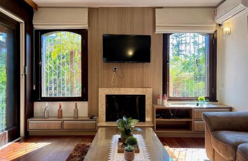 Planalto Casa | Casa Allegro 3dorm prox Lago Negro by AcheiGramado