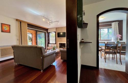 Planalto Casa | Casa Allegro 3dorm prox Lago Negro by AcheiGramado