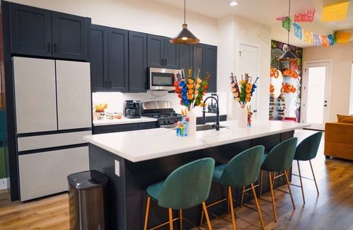 Northside Casa | Casa Amor Eterno Vibrant New 3 bedroom house