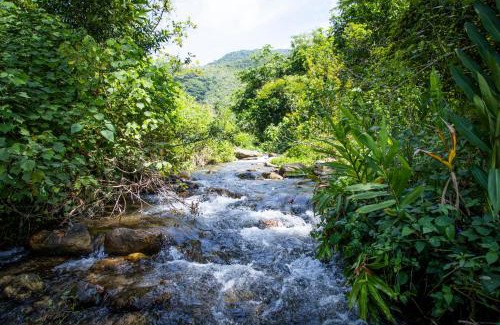 Macae Casa | Casa ampla c piscina e churrasq em meio a natureza