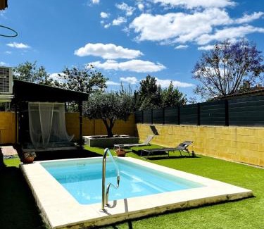 Gelves Casa | Casa Andaluza con piscina y jardín privado en Gelves a 15 minutos del centro de Sevilla