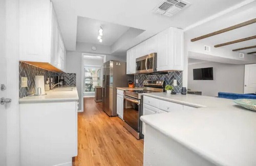 Heritage Casa | Casa Azul ~ 4B/2.5B ~ 10 Min to LAFB, 2 King Beds & Pet Friendly