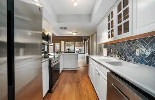 Heritage Casa | Casa Azul ~ 4B/2.5B ~ 10 Min to LAFB, 2 King Beds & Pet Friendly