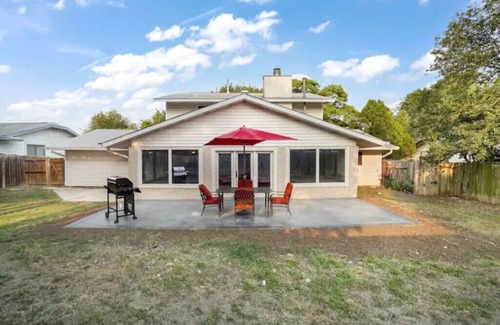 Heritage Casa | Casa Azul ~ 4B/2.5B ~ 10 Min to LAFB, 2 King Beds & Pet Friendly