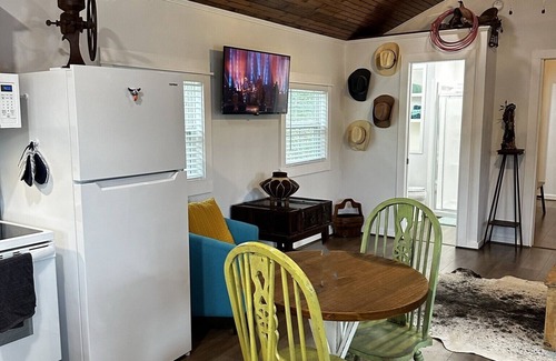 Bandera Casa | Casa Azul - Cozy cabin centrally located downtown Bandera