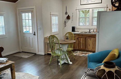 Bandera Casa | Casa Azul - Cozy cabin centrally located downtown Bandera