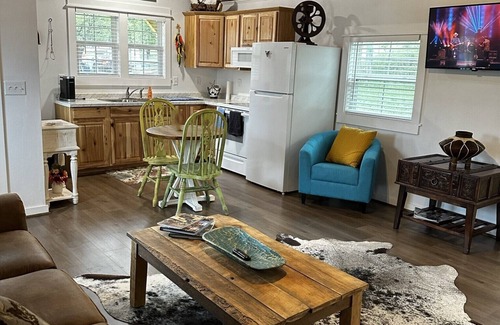 Bandera Casa | Casa Azul - Cozy cabin centrally located downtown Bandera