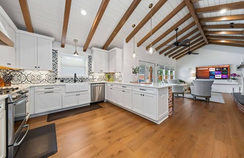 Castle Hills Casa | Casa Azul-Five-Star Retreat/Heated Pool