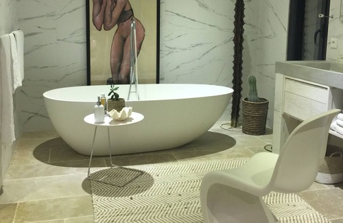 Mondragon Villa | casa Azul en Provenza villa + piscina en medio del campo provenzal