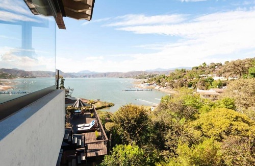 Valle de Bravo Casa | Casa Azul: En Avándaro con terraza y vista al lago
