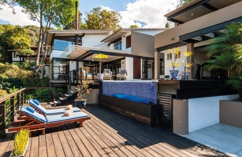 Valle de Bravo Casa | Casa Azul: En Avándaro con terraza y vista al lago