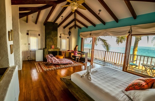 Puerto Villamil Hotel | Casa Baronesa