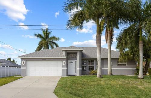 Trafalgar Casa | Casa Bella- Upgraded Waterfront Residence in Cape Coral with Heated Pool and Free Bikes