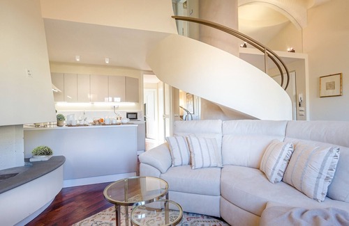 Duomo Apartamento | Ático actualizado de lujo con ascensor 3 habitaciones 3 baños en el centro