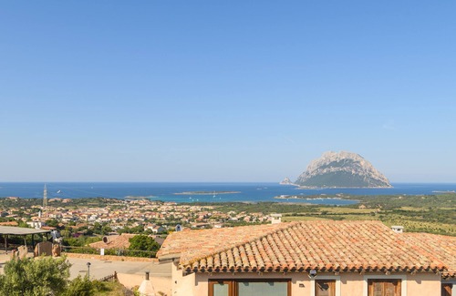 Porto San Paolo Apartamento | Casa Bellevue With Stunning Sea View, Porto San Paolo, Italy