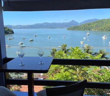Paraty Casa | Casa Belvedere na Ilha do Araujo e Ganhe 1 passeio de barco