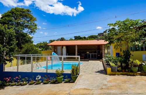 Confins Casa | Casa bem equipada com piscina,churrasqueira e WiFi