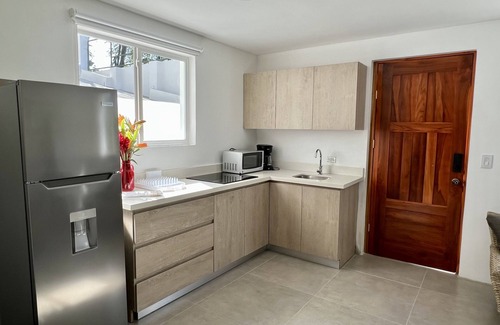 Manuel Antonio Casa | Casa Blanca: 5 Apartments + Pool & Jacuzzi - Super Central!