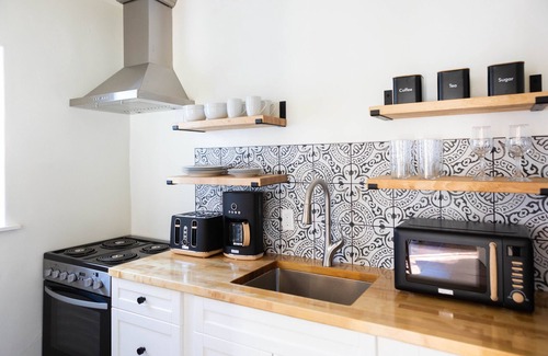 Montecito Cabaña | Casa Blanca Retreat- New Montecito Casitas- 5 min to Beach!