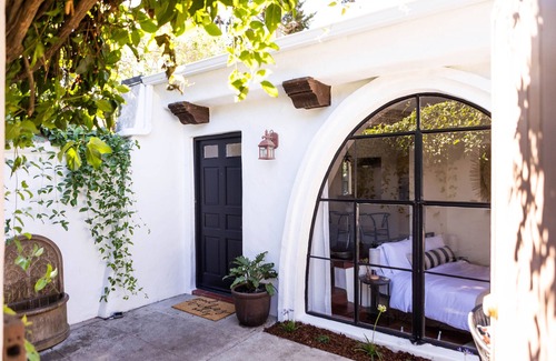 Montecito Cabaña | Casa Blanca Retreat- New Montecito Casitas- 5 min to Beach!
