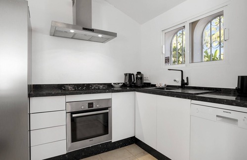 Estepona Villa | Casa Blanca | Villa con jardín en Estepona