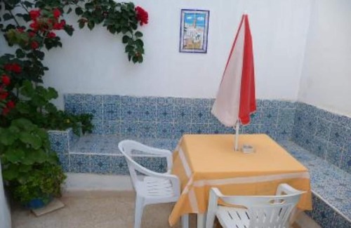 Hammamet Apartamento | CASA BLANCA con estas dos hermosas terrazas, (una decorada en cerámica y otra equipada con una barbacoa), cerca del centro turístico hammamet de la zona turística.