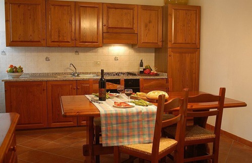 Montaione Casa | Casa Bonaventura C: Un apartamento característico y acogedor en el estilo característico de la campiña toscana.