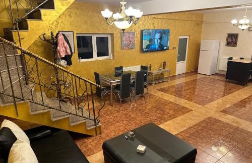Busteni Casa | Casa Bonita