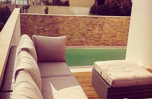 Vale Furado Villa | Casa Brisa Do Mar: Villa de vacaciones en la playa con vistas al mar y piscina.