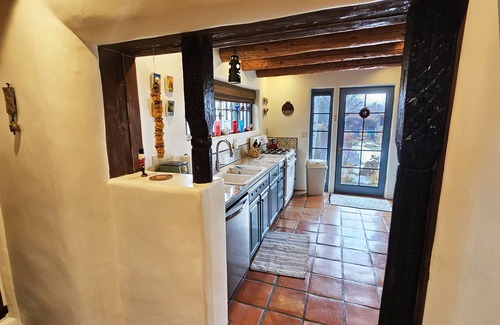 Taos Casa | Casa Carlos- Caminata a la Plaza Bañera de hidromasaje Auténtica Adobe Taos Historic District