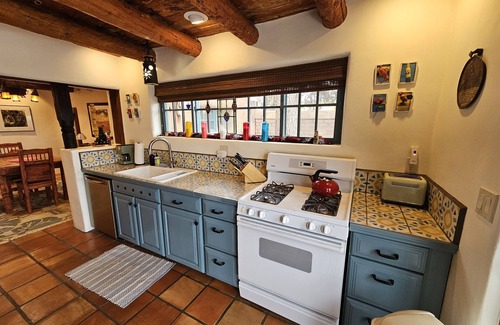 Taos Casa | Casa Carlos- Caminata a la Plaza Bañera de hidromasaje Auténtica Adobe Taos Historic District