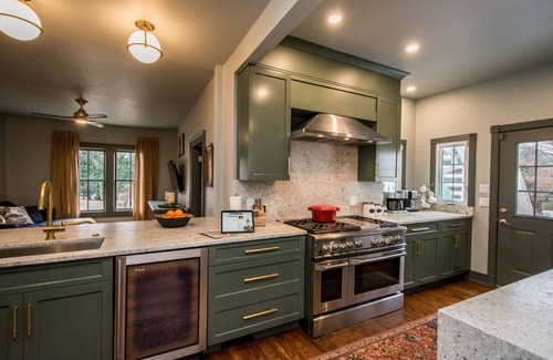 Hendersonville Casa | Casa Carolina Estate: Beautiful Victorian Mansion on 5 acres in Hendersonville!