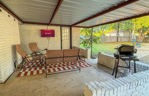 Castle Hills Casa | Casa Castillo 5BR w/ Pool + Patio & Game Room