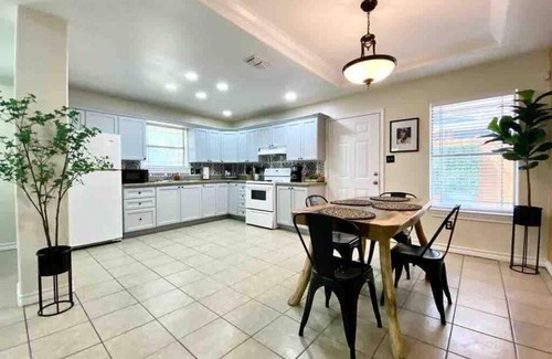 Pharr Apartamento | Casa Chespirito w/ King-size Bed