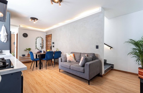 Laureles - Estadio Apartamento | Casa Colibri - Modern 5 BR, Spacious Green Terrace, Jacuzzi / Hot-Tub, Quiet