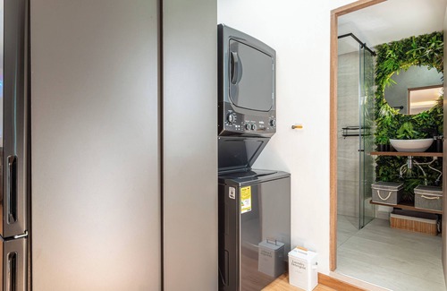 Laureles - Estadio Apartamento | Casa Colibri - Modern 5 BR, Spacious Green Terrace, Jacuzzi / Hot-Tub, Quiet