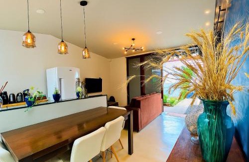 Porto Seguro Casa | Casa com 2 quartos em condomínio tranquilo, suíte com cama king, ar-condicionado, Wi-Fi rápido, cozinha equipada e garagem privativa