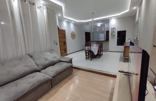 Jardim Gurilandia Casa | Casa com garagem, ar condicionado, sala tv e jantar, cozinha completa e lavanderia